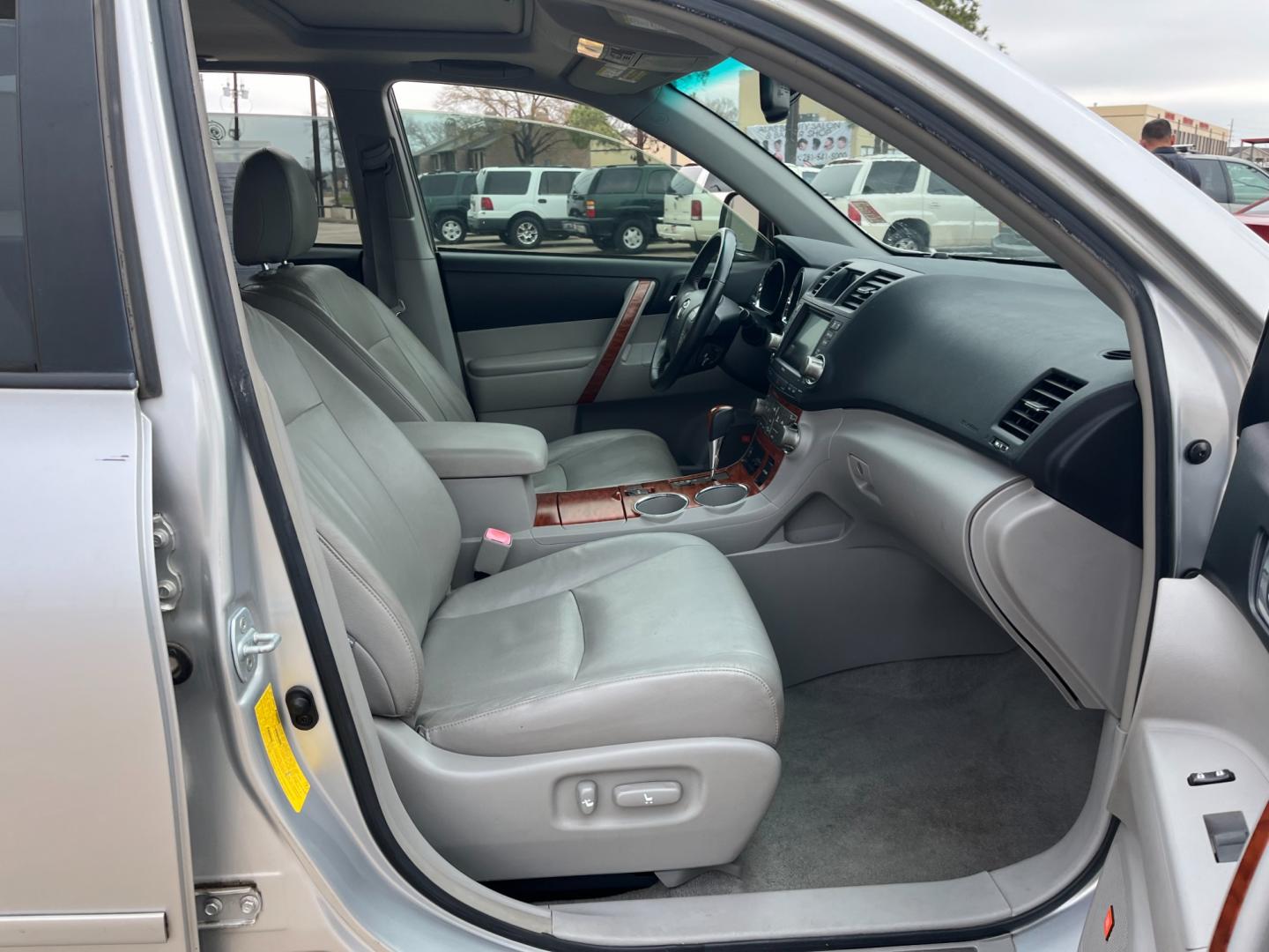 2008 SILVER /gray Toyota Highlander (JTEDS42A882) , Automatic transmission, located at 14700 Tomball Parkway 249, Houston, TX, 77086, (281) 444-2200, 29.928619, -95.504074 - Photo#11